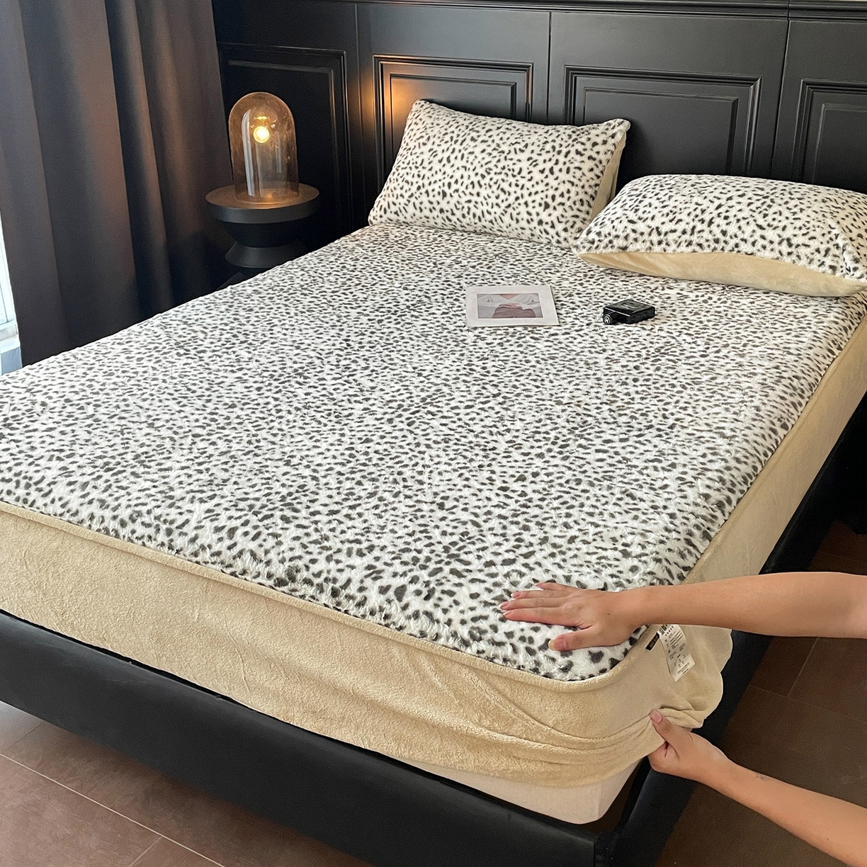 91家纺网 家纺一手货源 找家纺 库里梦家纺 2025新款美拉德托卡斯獭兔毛绒床笠三件套 豹点-白