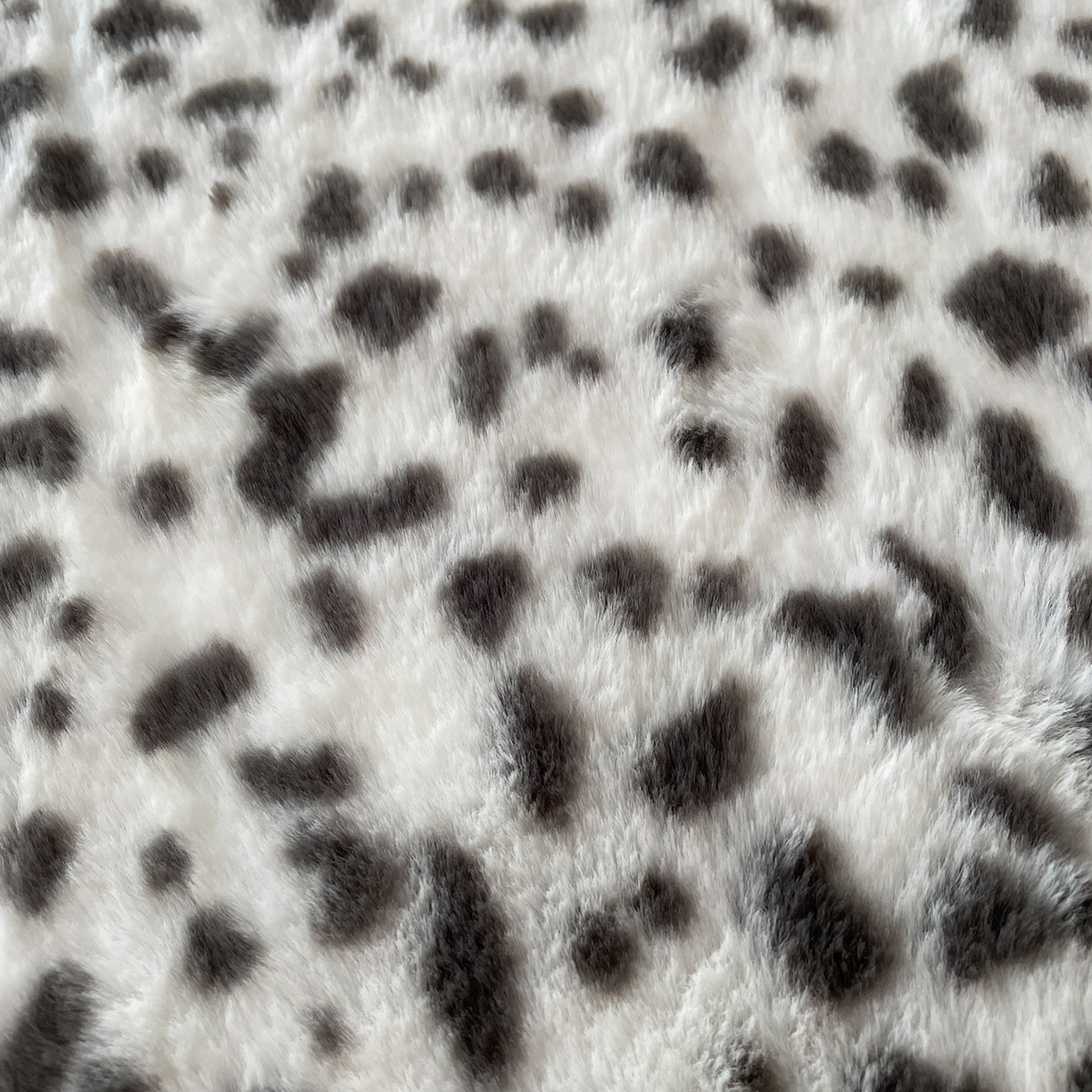 91家纺网 家纺一手货源 找家纺 库里梦家纺 2025新款美拉德托卡斯獭兔毛绒床笠三件套 豹点-白