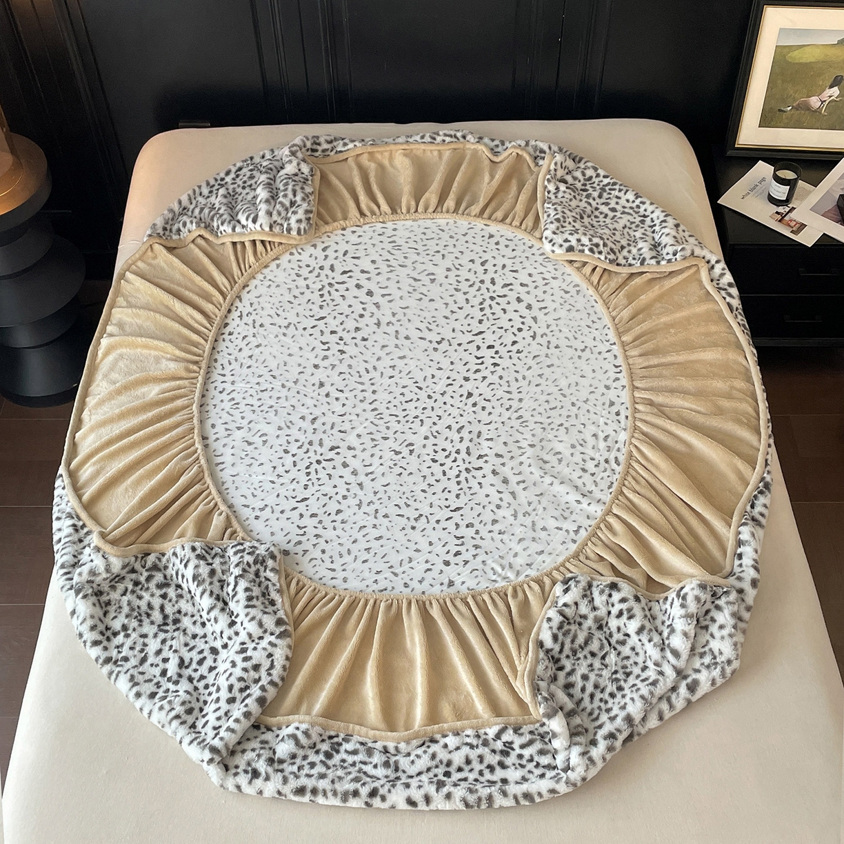 91家纺网 家纺一手货源 找家纺 库里梦家纺 2025新款美拉德托卡斯獭兔毛绒床笠三件套 豹点-白