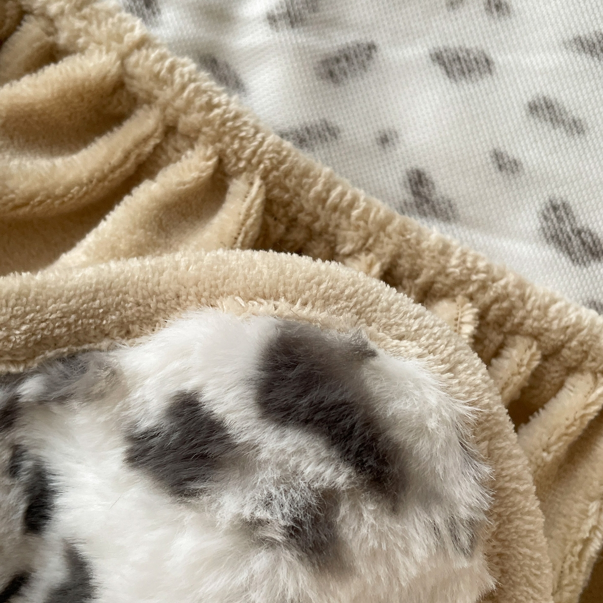 91家纺网 家纺一手货源 找家纺 库里梦家纺 2025新款美拉德托卡斯獭兔毛绒床笠三件套 豹点-白