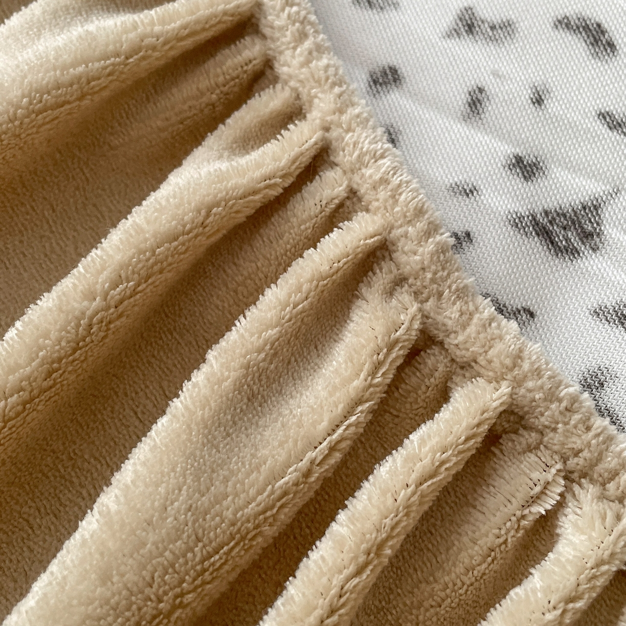 91家纺网 家纺一手货源 找家纺 库里梦家纺 2025新款美拉德托卡斯獭兔毛绒床笠三件套 豹点-白