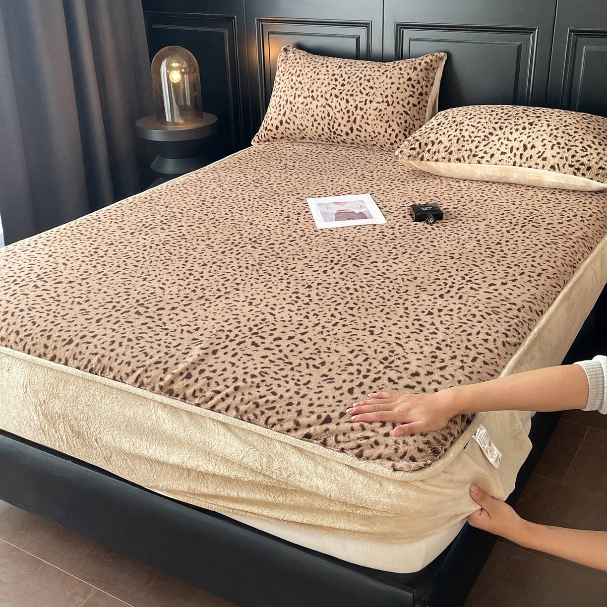 91家纺网 家纺一手货源 找家纺 库里梦家纺 2025新款美拉德托卡斯獭兔毛绒床笠三件套 豹点-卡其