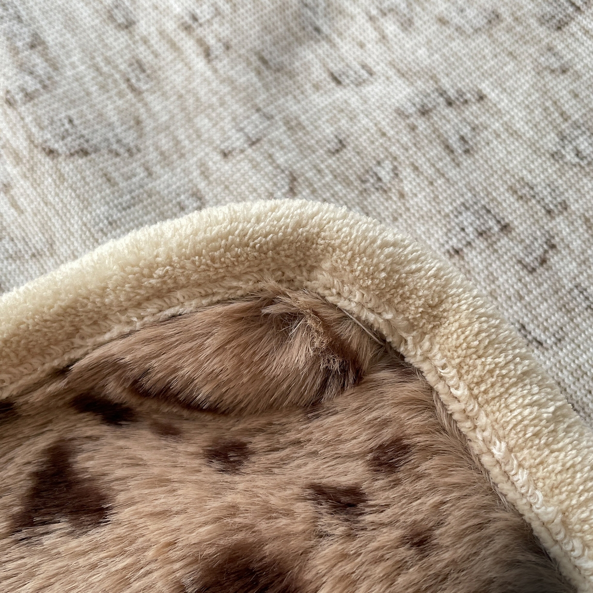 91家纺网 家纺一手货源 找家纺 库里梦家纺 2025新款美拉德托卡斯獭兔毛绒床笠三件套 豹点-卡其