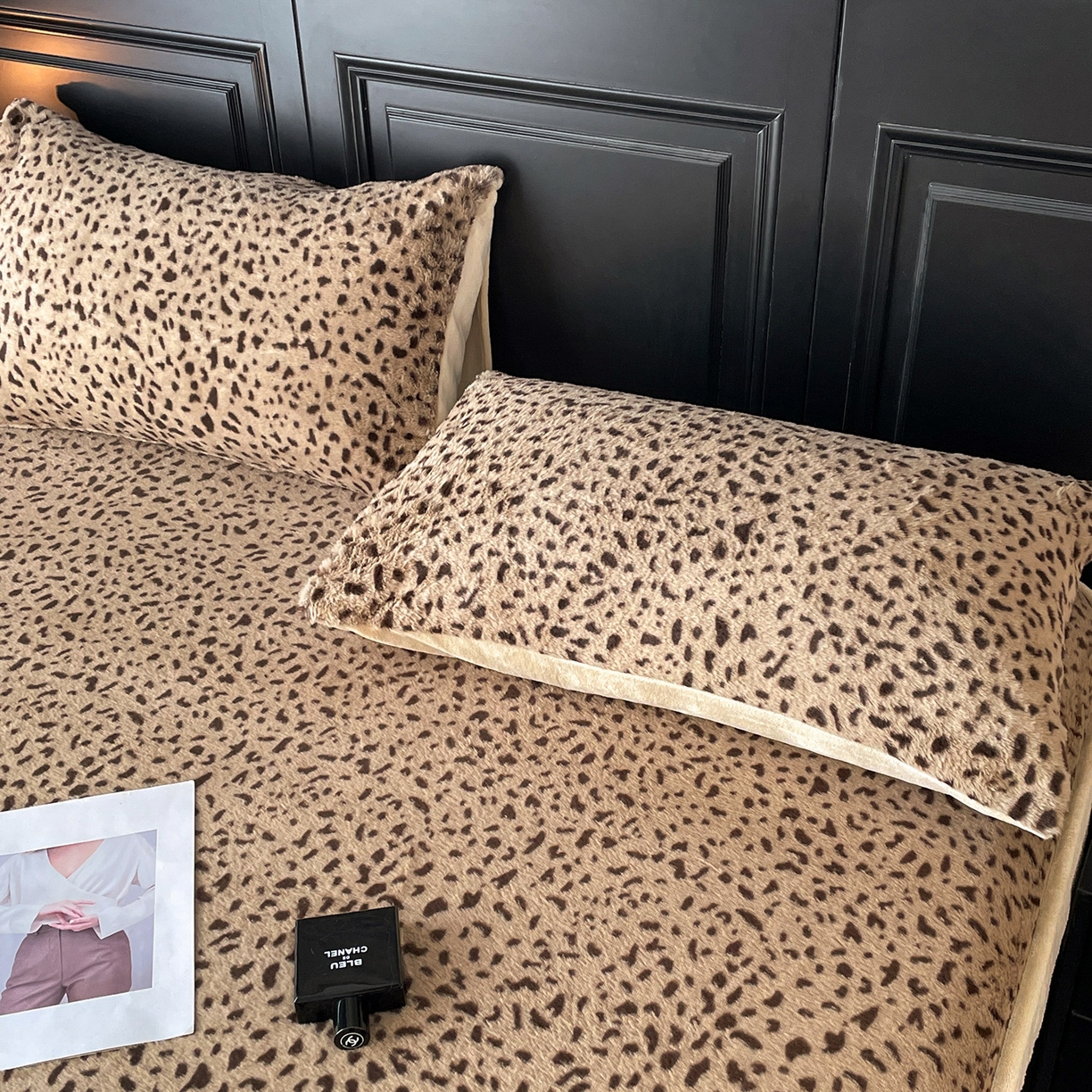 91家纺网 家纺一手货源 找家纺 库里梦家纺 2025新款美拉德托卡斯獭兔毛绒床笠三件套 豹点-卡其