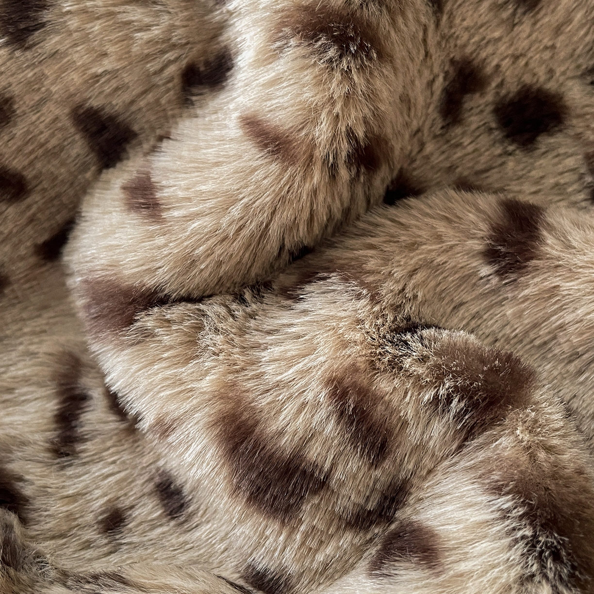 91家纺网 家纺一手货源 找家纺 库里梦家纺 2025新款美拉德托卡斯獭兔毛绒床笠三件套 豹点-卡其