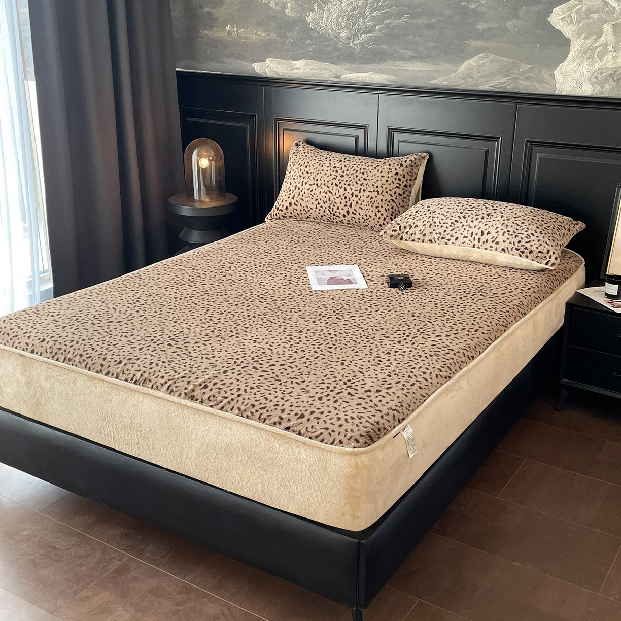 91家纺网 家纺一手货源 找家纺 库里梦家纺 2025新款美拉德托卡斯獭兔毛绒床笠三件套 豹点-卡其