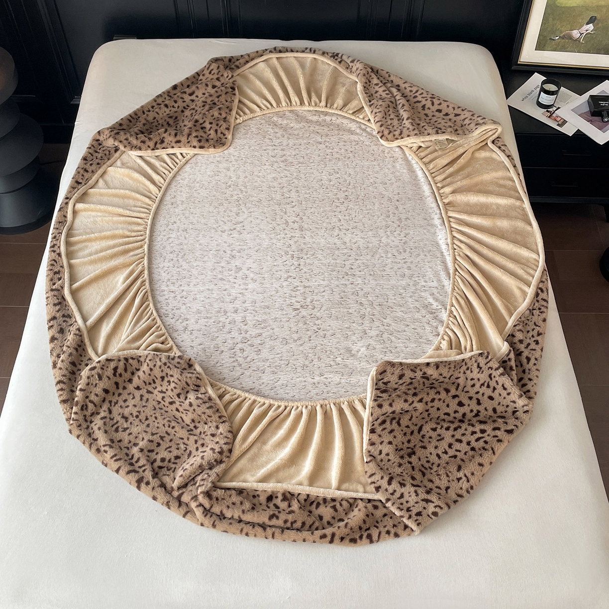 91家纺网 家纺一手货源 找家纺 库里梦家纺 2025新款美拉德托卡斯獭兔毛绒床笠三件套 豹点-卡其