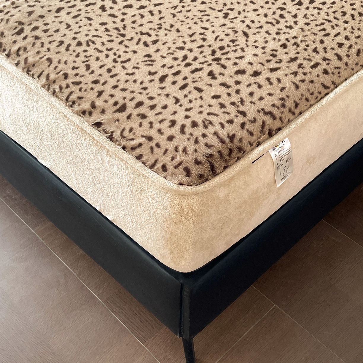 91家纺网 家纺一手货源 找家纺 库里梦家纺 2025新款美拉德托卡斯獭兔毛绒床笠三件套 豹点-卡其