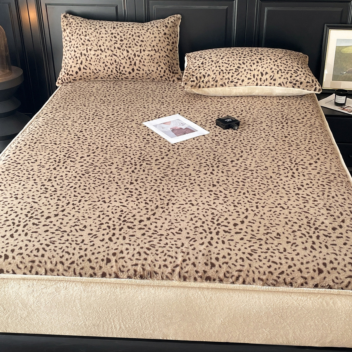 91家纺网 家纺一手货源 找家纺 库里梦家纺 2025新款美拉德托卡斯獭兔毛绒床笠三件套 豹点-卡其