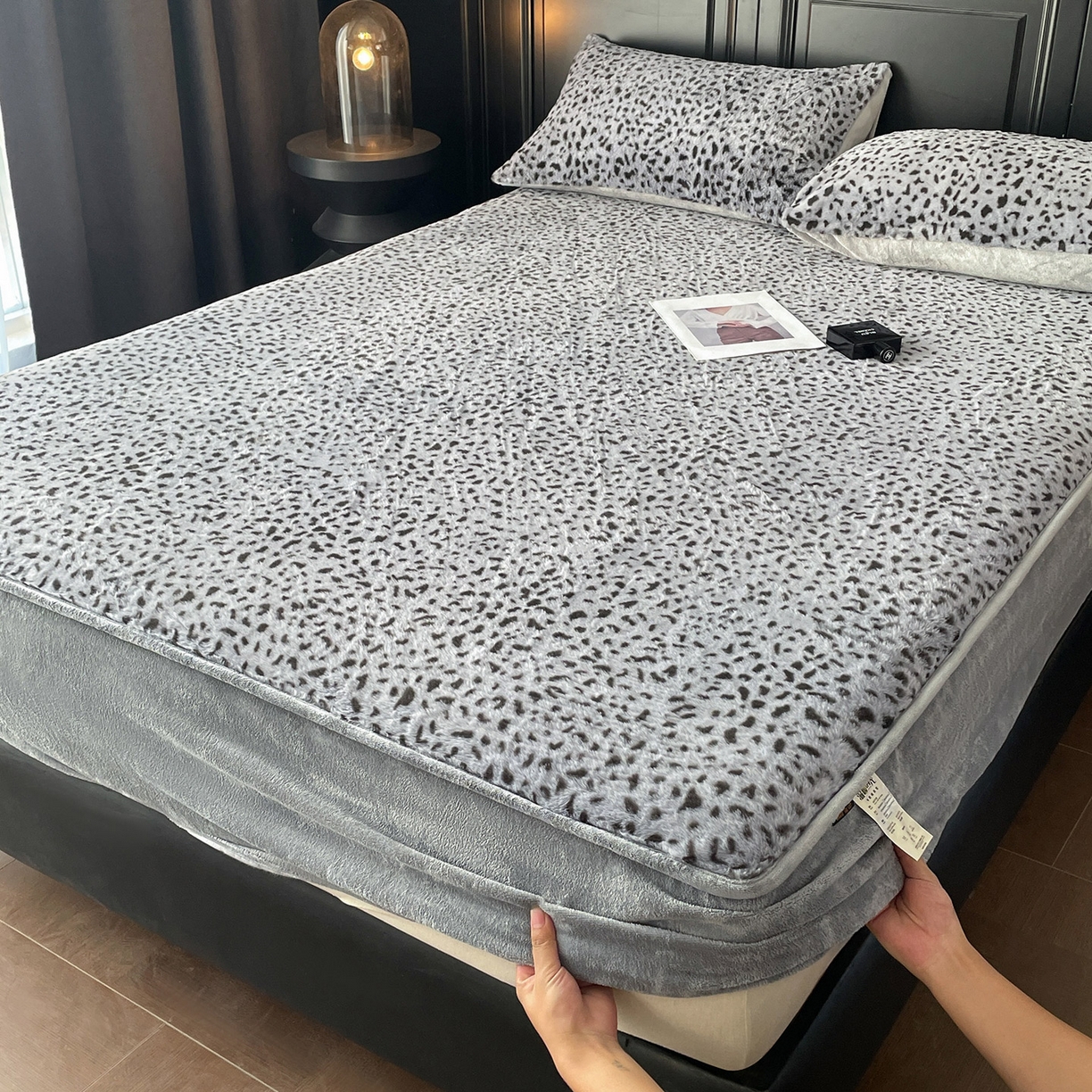 库里梦家纺 2025新款美拉德托卡斯獭兔毛绒床笠三件套 豹点-深灰