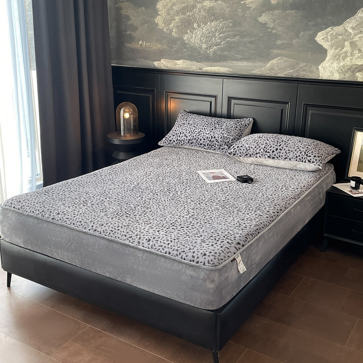 91家纺网 家纺一手货源 找家纺 库里梦家纺 2025新款美拉德托卡斯獭兔毛绒床笠三件套 豹点-深灰