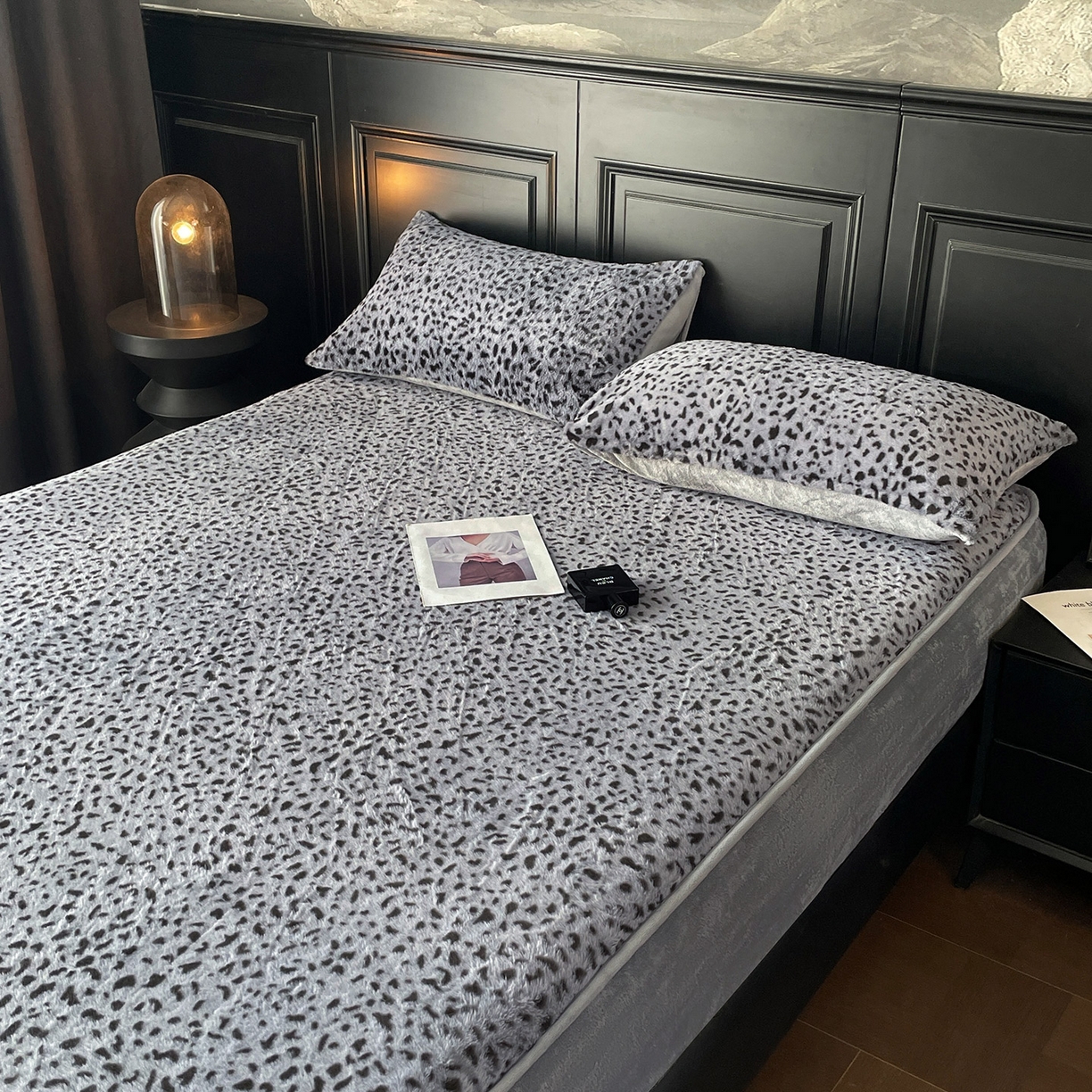 91家纺网 家纺一手货源 找家纺 库里梦家纺 2025新款美拉德托卡斯獭兔毛绒床笠三件套 豹点-深灰