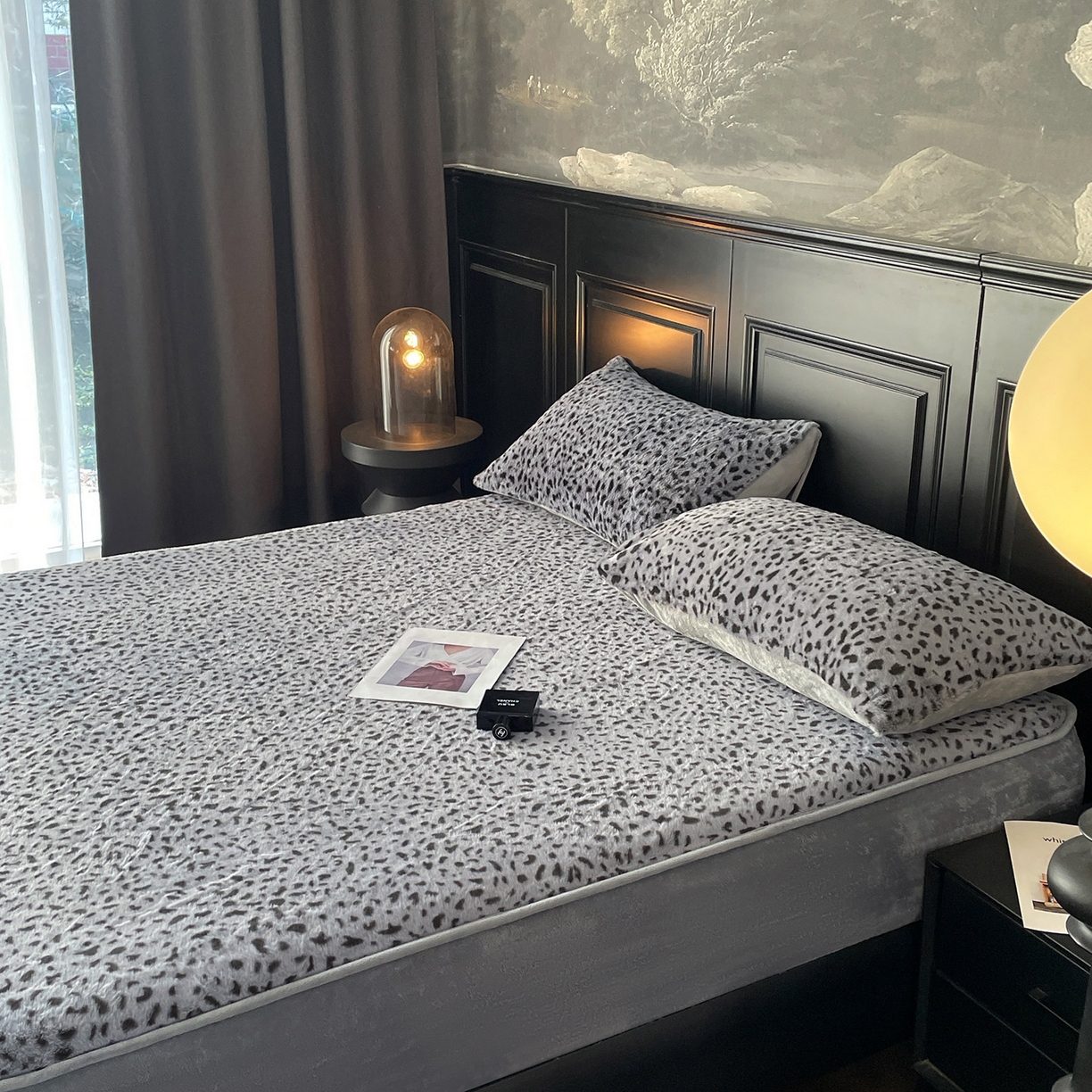 91家纺网 家纺一手货源 找家纺 库里梦家纺 2025新款美拉德托卡斯獭兔毛绒床笠三件套 豹点-深灰