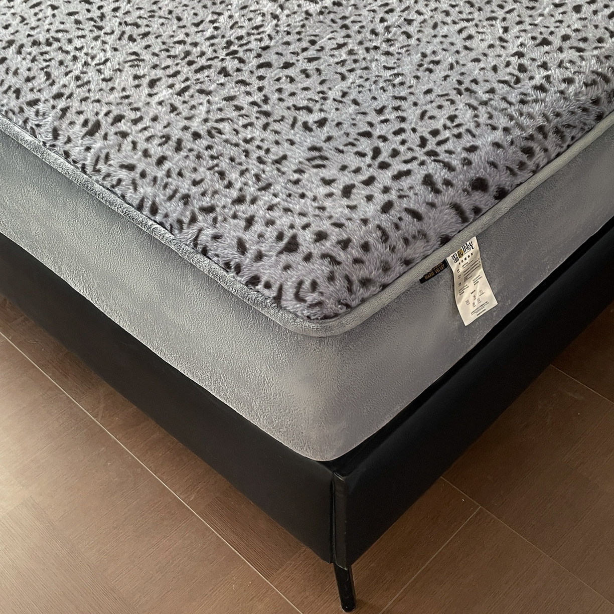 91家纺网 家纺一手货源 找家纺 库里梦家纺 2025新款美拉德托卡斯獭兔毛绒床笠三件套 豹点-深灰