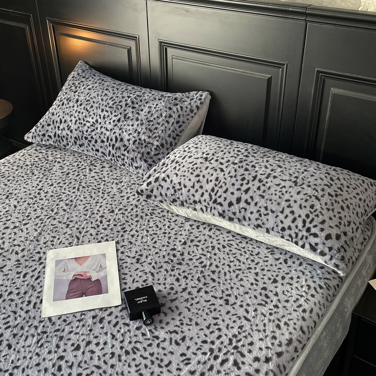 91家纺网 家纺一手货源 找家纺 库里梦家纺 2025新款美拉德托卡斯獭兔毛绒床笠三件套 豹点-深灰