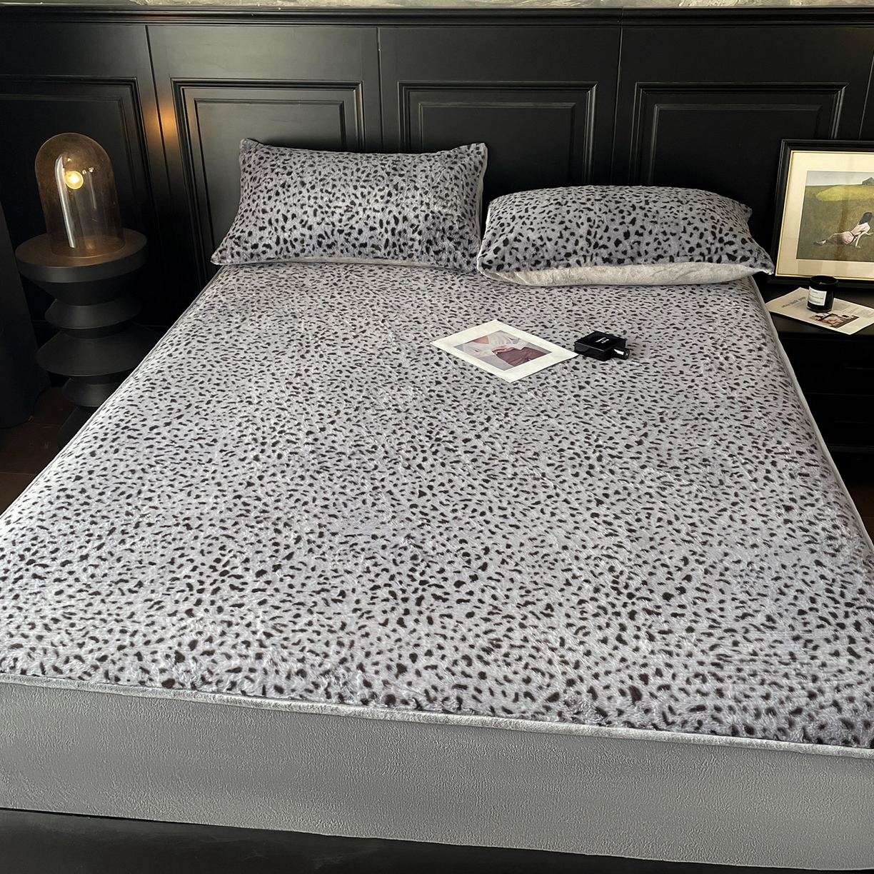 91家纺网 家纺一手货源 找家纺 库里梦家纺 2025新款美拉德托卡斯獭兔毛绒床笠三件套 豹点-深灰