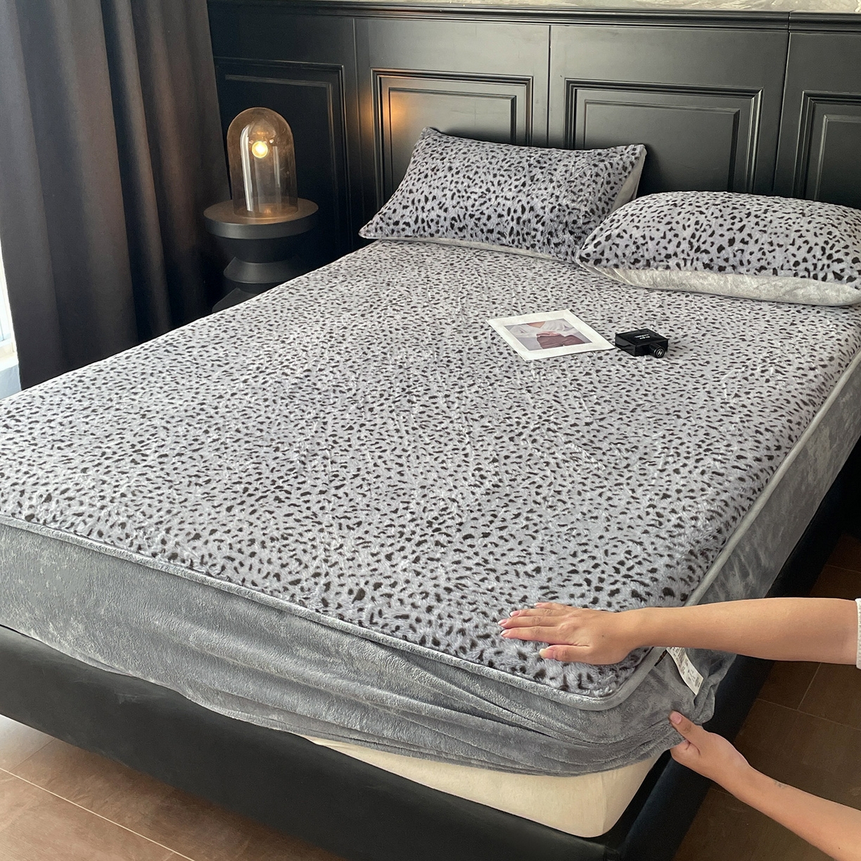 91家纺网 家纺一手货源 找家纺 库里梦家纺 2025新款美拉德托卡斯獭兔毛绒床笠三件套 豹点-深灰