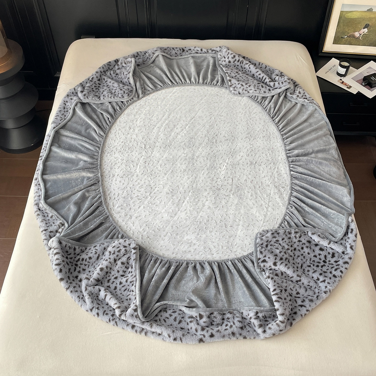 91家纺网 家纺一手货源 找家纺 库里梦家纺 2025新款美拉德托卡斯獭兔毛绒床笠三件套 豹点-深灰