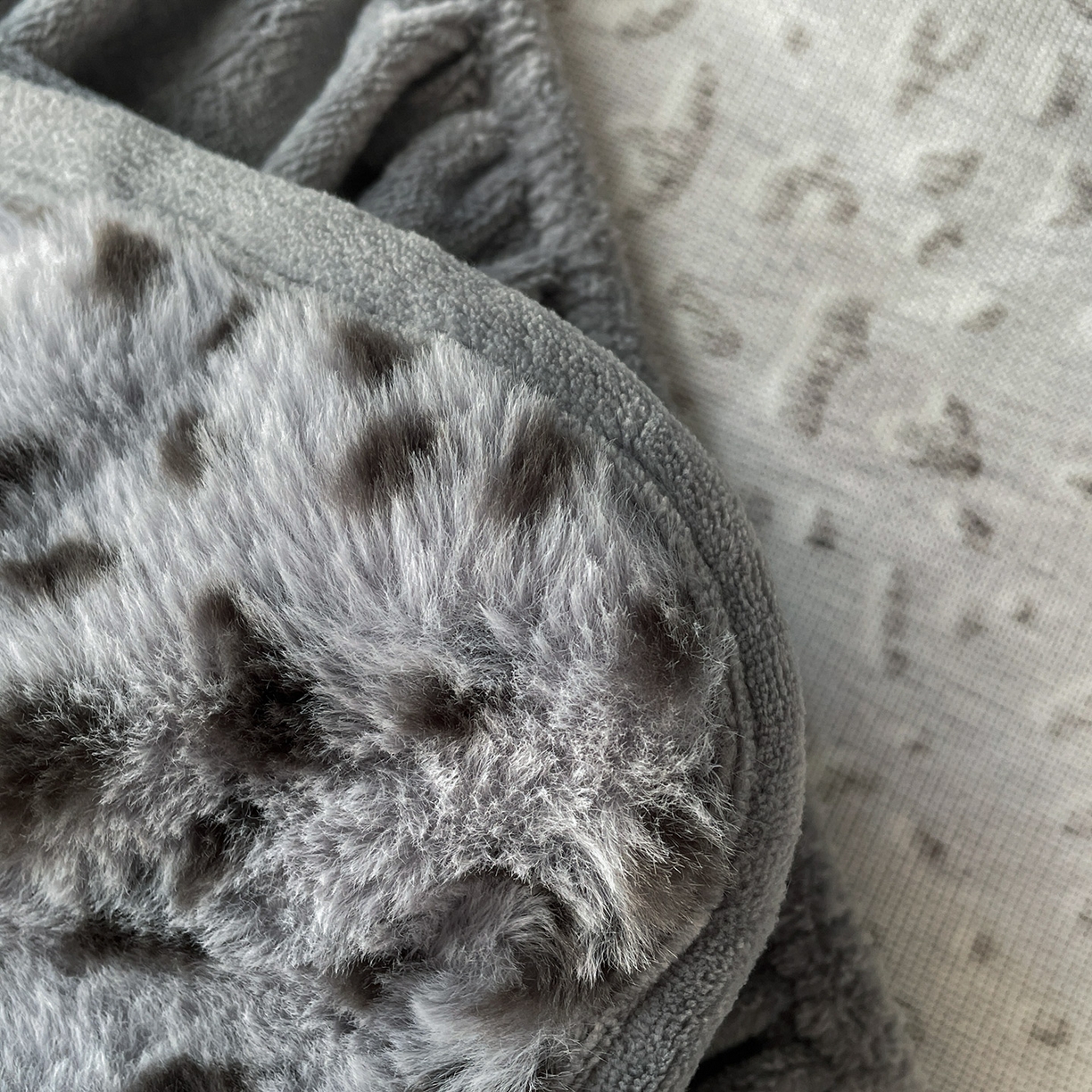91家纺网 家纺一手货源 找家纺 库里梦家纺 2025新款美拉德托卡斯獭兔毛绒床笠三件套 豹点-深灰