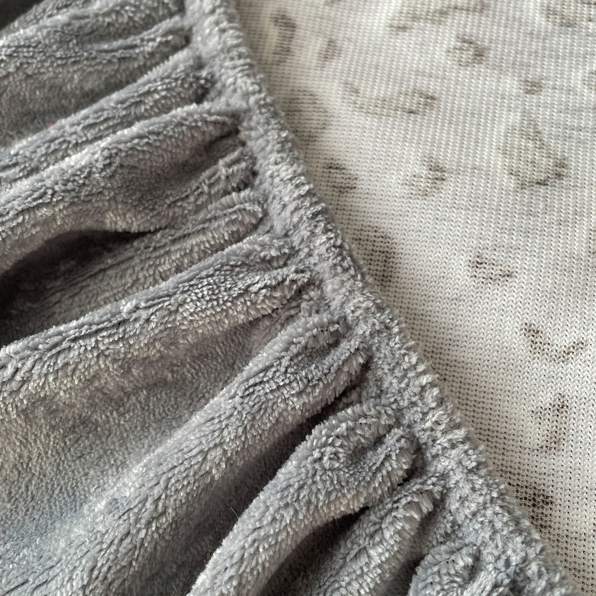 91家纺网 家纺一手货源 找家纺 库里梦家纺 2025新款美拉德托卡斯獭兔毛绒床笠三件套 豹点-深灰