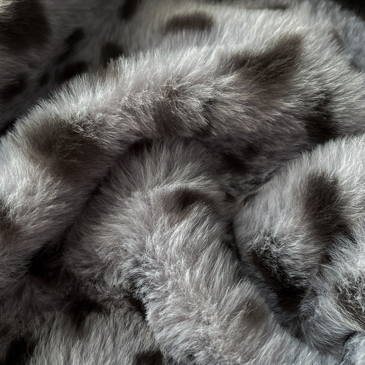 91家纺网 家纺一手货源 找家纺 库里梦家纺 2025新款美拉德托卡斯獭兔毛绒床笠三件套 豹点-深灰