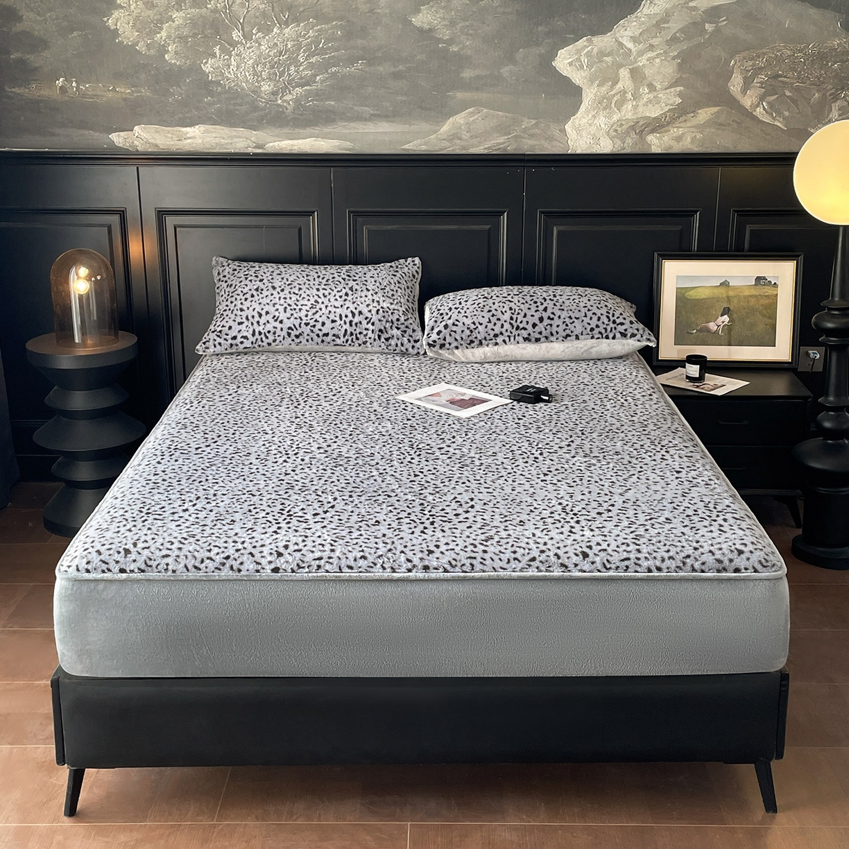 91家纺网 家纺一手货源 找家纺 库里梦家纺 2025新款美拉德托卡斯獭兔毛绒床笠三件套 豹点-深灰