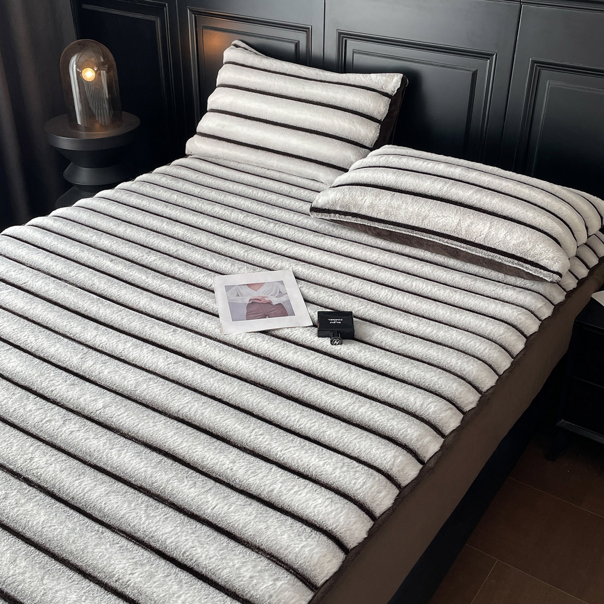 91家纺网 家纺一手货源 找家纺 库里梦家纺 2025新款美拉德托卡斯獭兔毛绒床笠三件套 条纹-白