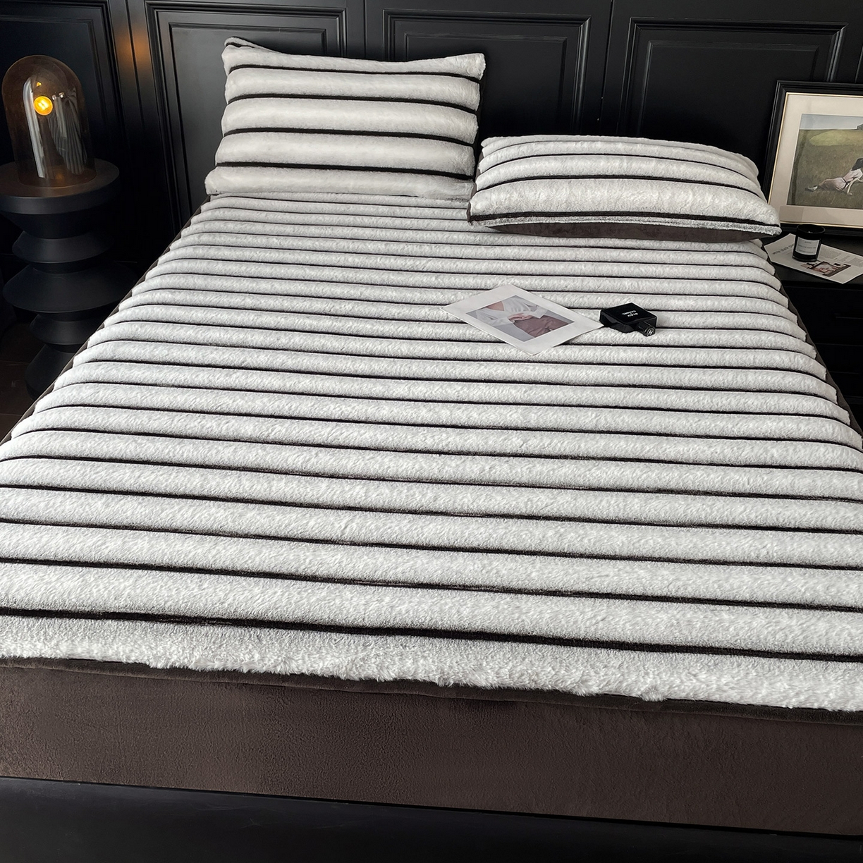 91家纺网 家纺一手货源 找家纺 库里梦家纺 2025新款美拉德托卡斯獭兔毛绒床笠三件套 条纹-白