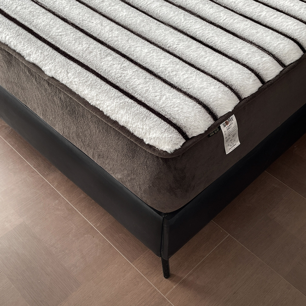 91家纺网 家纺一手货源 找家纺 库里梦家纺 2025新款美拉德托卡斯獭兔毛绒床笠三件套 条纹-白