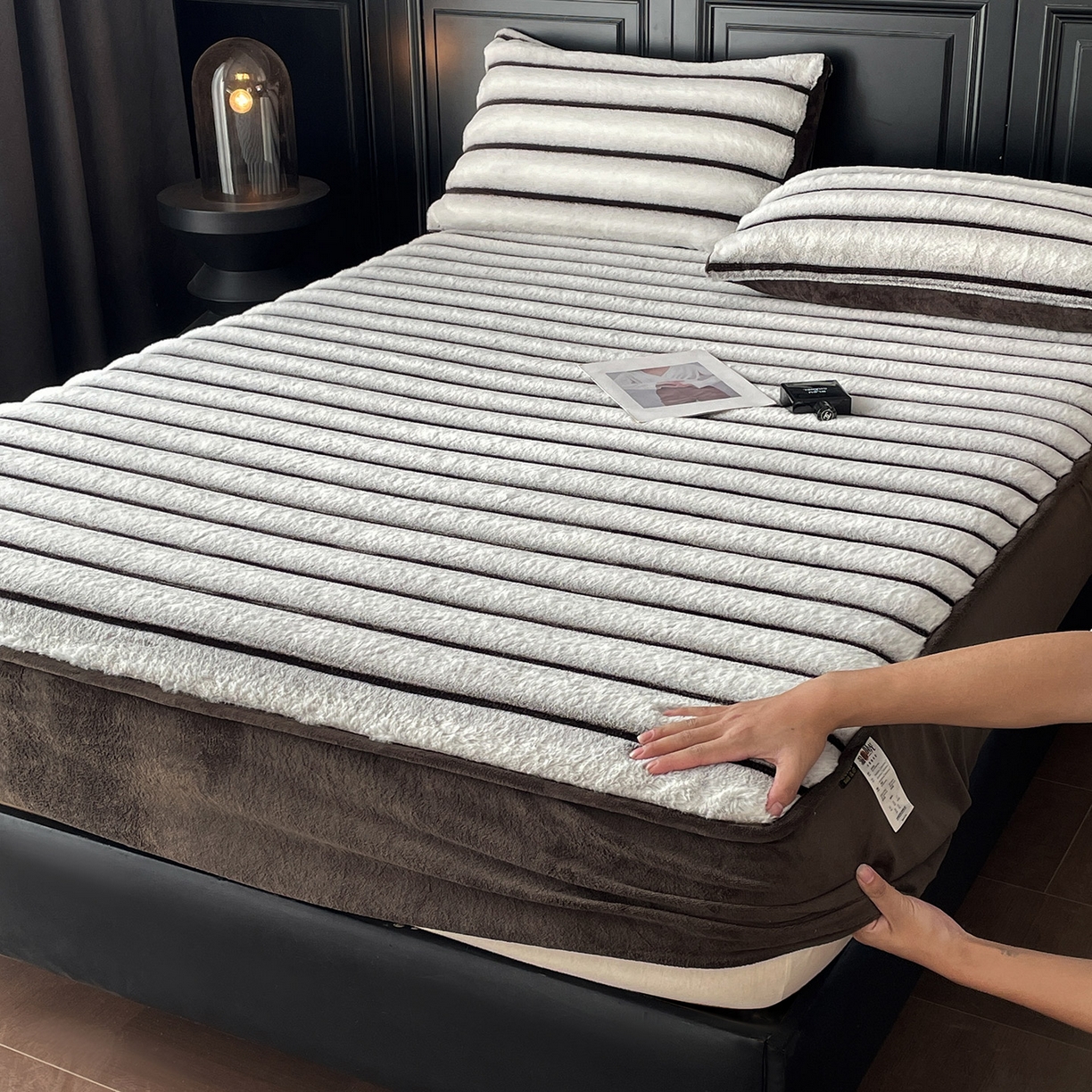 91家纺网 家纺一手货源 找家纺 库里梦家纺 2025新款美拉德托卡斯獭兔毛绒床笠三件套 条纹-白