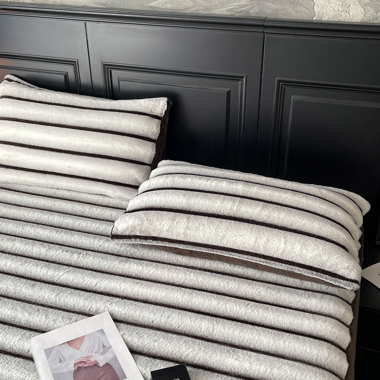 91家纺网 家纺一手货源 找家纺 库里梦家纺 2025新款美拉德托卡斯獭兔毛绒床笠三件套 条纹-白