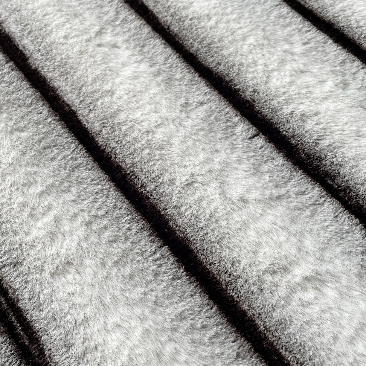 91家纺网 家纺一手货源 找家纺 库里梦家纺 2025新款美拉德托卡斯獭兔毛绒床笠三件套 条纹-白