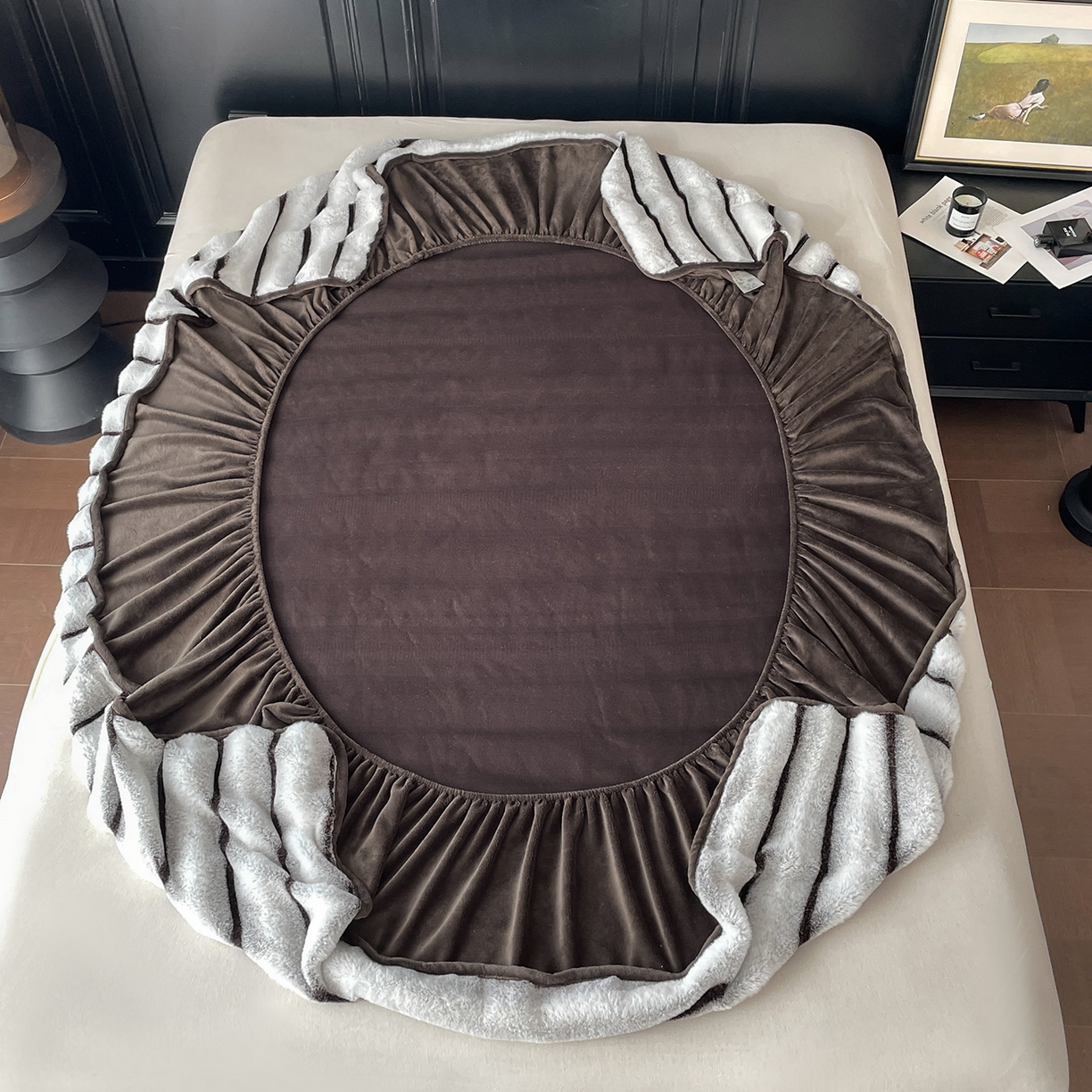 91家纺网 家纺一手货源 找家纺 库里梦家纺 2025新款美拉德托卡斯獭兔毛绒床笠三件套 条纹-白