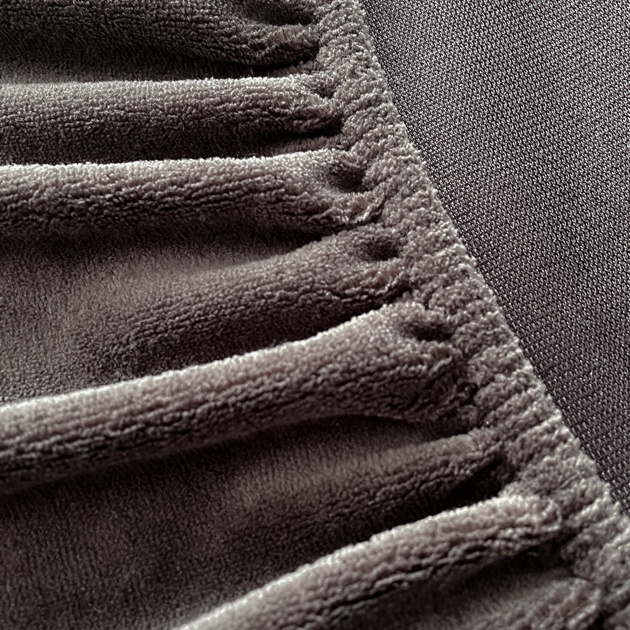 91家纺网 家纺一手货源 找家纺 库里梦家纺 2025新款美拉德托卡斯獭兔毛绒床笠三件套 条纹-白