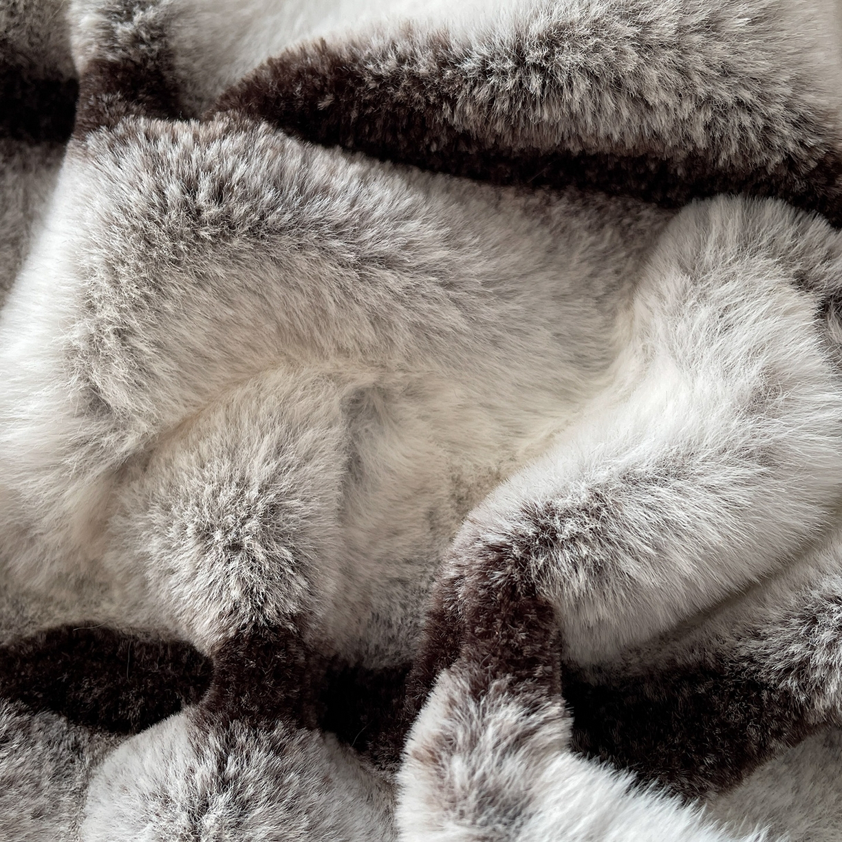 91家纺网 家纺一手货源 找家纺 库里梦家纺 2025新款美拉德托卡斯獭兔毛绒床笠三件套 条纹-白