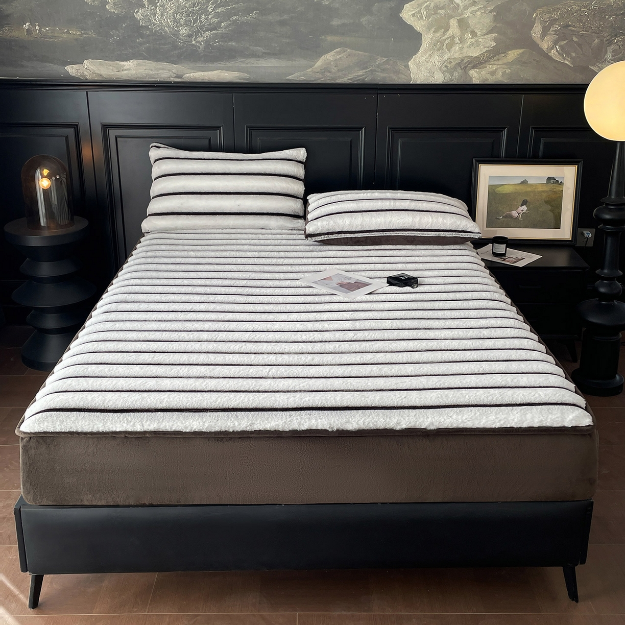 91家纺网 家纺一手货源 找家纺 库里梦家纺 2025新款美拉德托卡斯獭兔毛绒床笠三件套 条纹-白