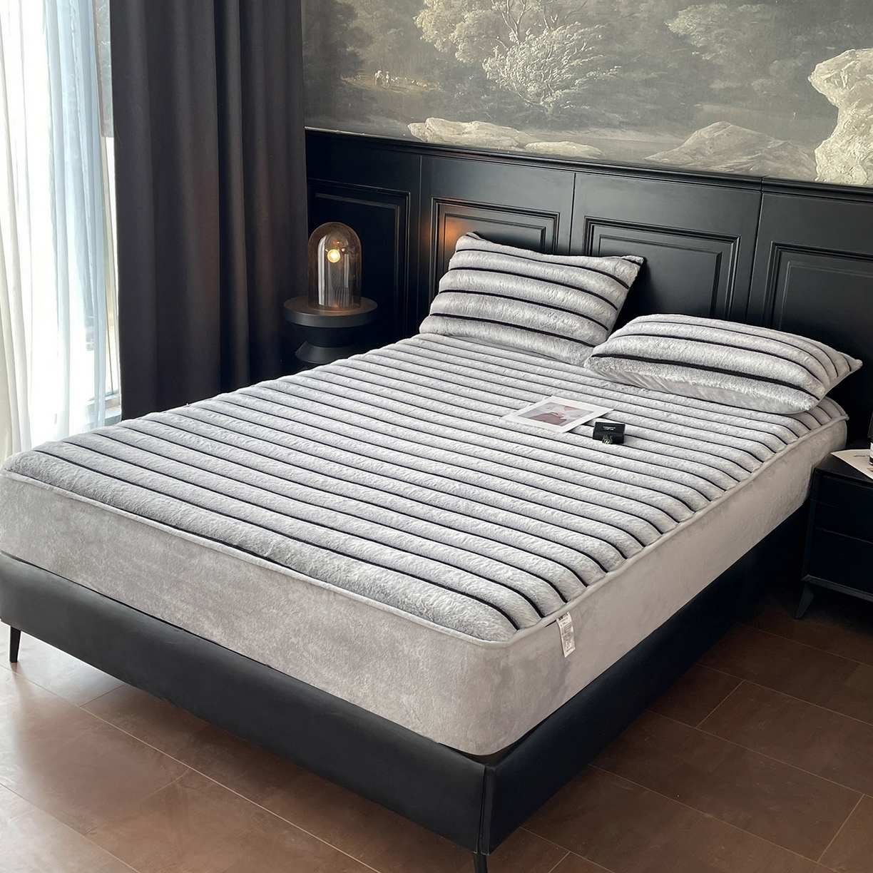 91家纺网 家纺一手货源 找家纺 库里梦家纺 2025新款美拉德托卡斯獭兔毛绒床笠三件套 条纹-浅灰