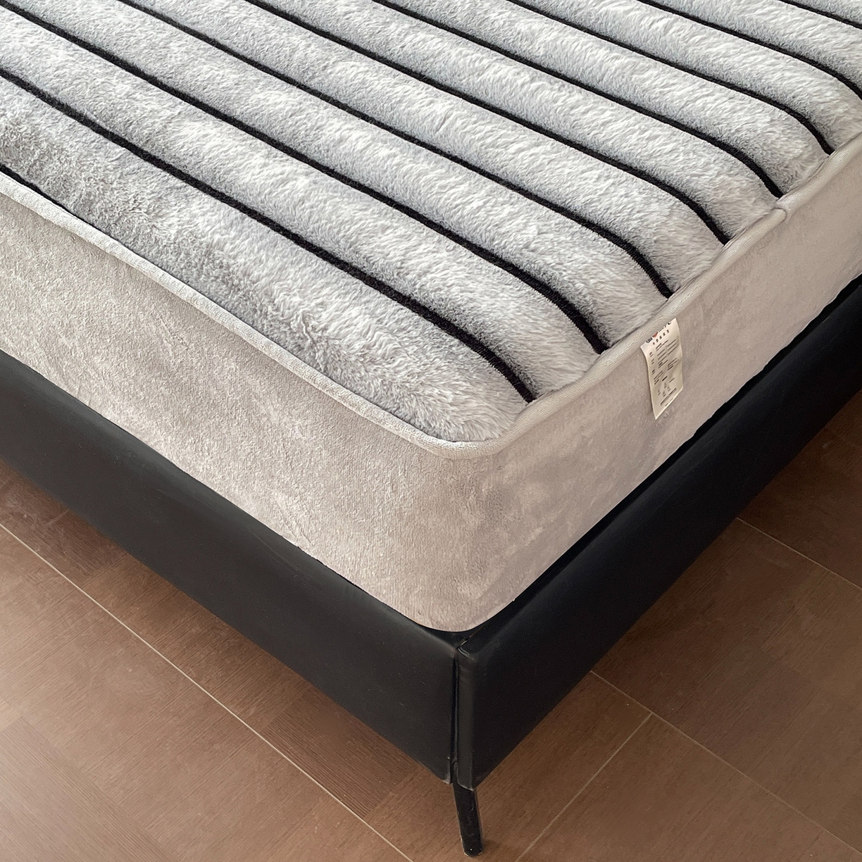 91家纺网 家纺一手货源 找家纺 库里梦家纺 2025新款美拉德托卡斯獭兔毛绒床笠三件套 条纹-浅灰