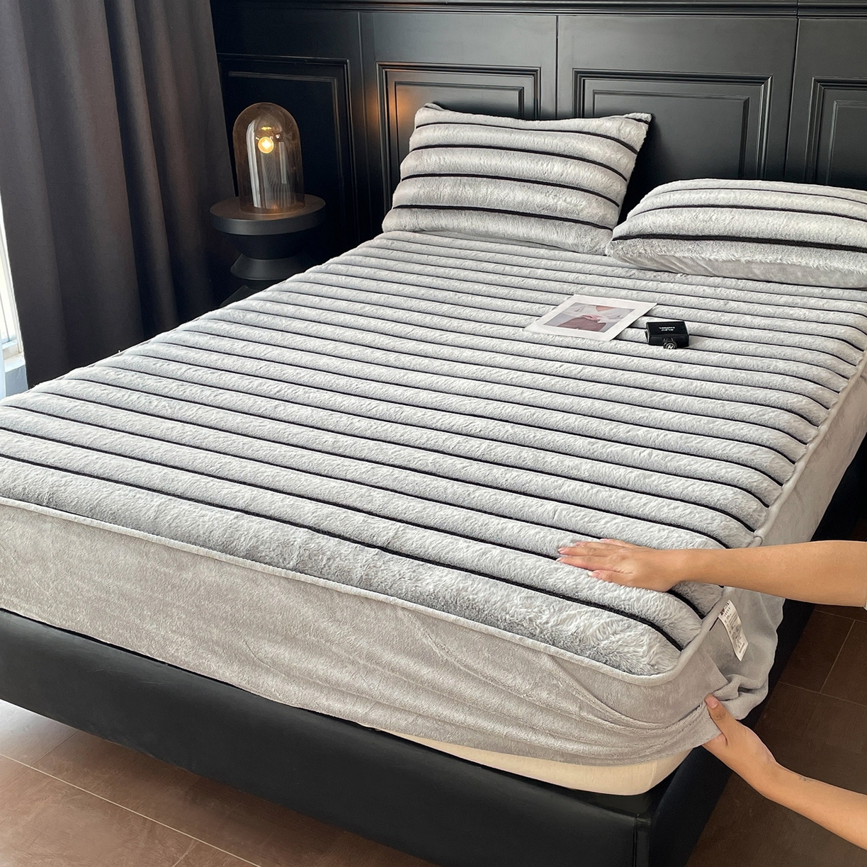 91家纺网 家纺一手货源 找家纺 库里梦家纺 2025新款美拉德托卡斯獭兔毛绒床笠三件套 条纹-浅灰