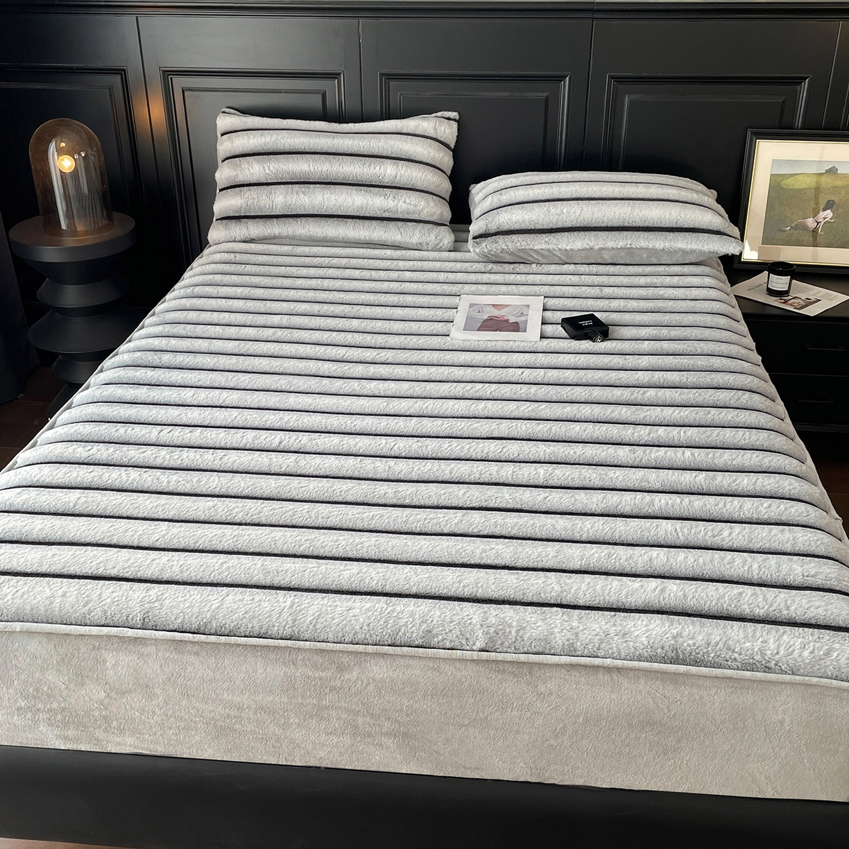 91家纺网 家纺一手货源 找家纺 库里梦家纺 2025新款美拉德托卡斯獭兔毛绒床笠三件套 条纹-浅灰