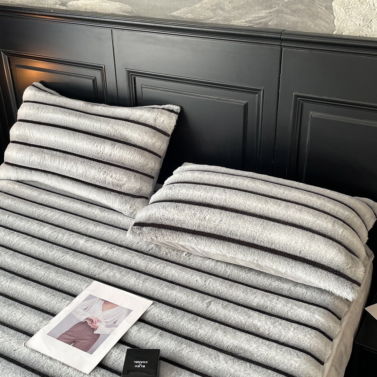 91家纺网 家纺一手货源 找家纺 库里梦家纺 2025新款美拉德托卡斯獭兔毛绒床笠三件套 条纹-浅灰