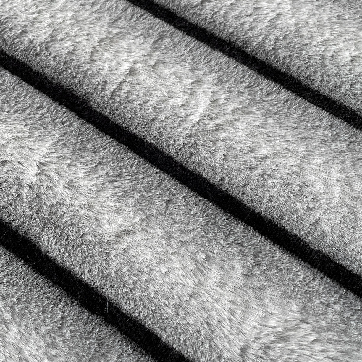 91家纺网 家纺一手货源 找家纺 库里梦家纺 2025新款美拉德托卡斯獭兔毛绒床笠三件套 条纹-浅灰