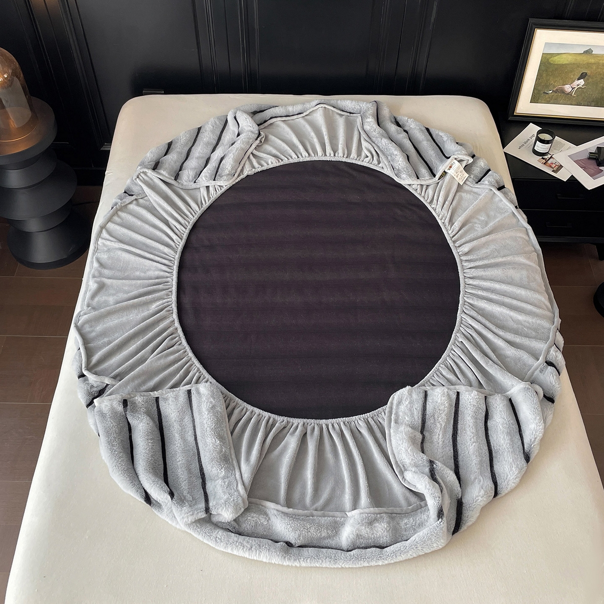 91家纺网 家纺一手货源 找家纺 库里梦家纺 2025新款美拉德托卡斯獭兔毛绒床笠三件套 条纹-浅灰