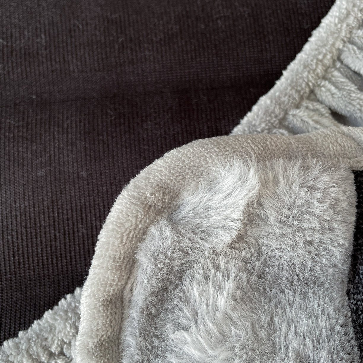 91家纺网 家纺一手货源 找家纺 库里梦家纺 2025新款美拉德托卡斯獭兔毛绒床笠三件套 条纹-浅灰