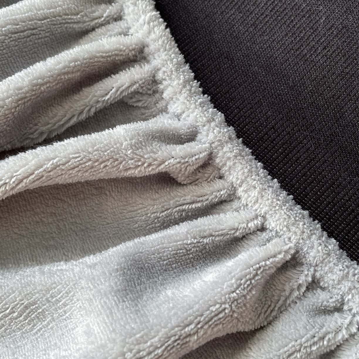 91家纺网 家纺一手货源 找家纺 库里梦家纺 2025新款美拉德托卡斯獭兔毛绒床笠三件套 条纹-浅灰