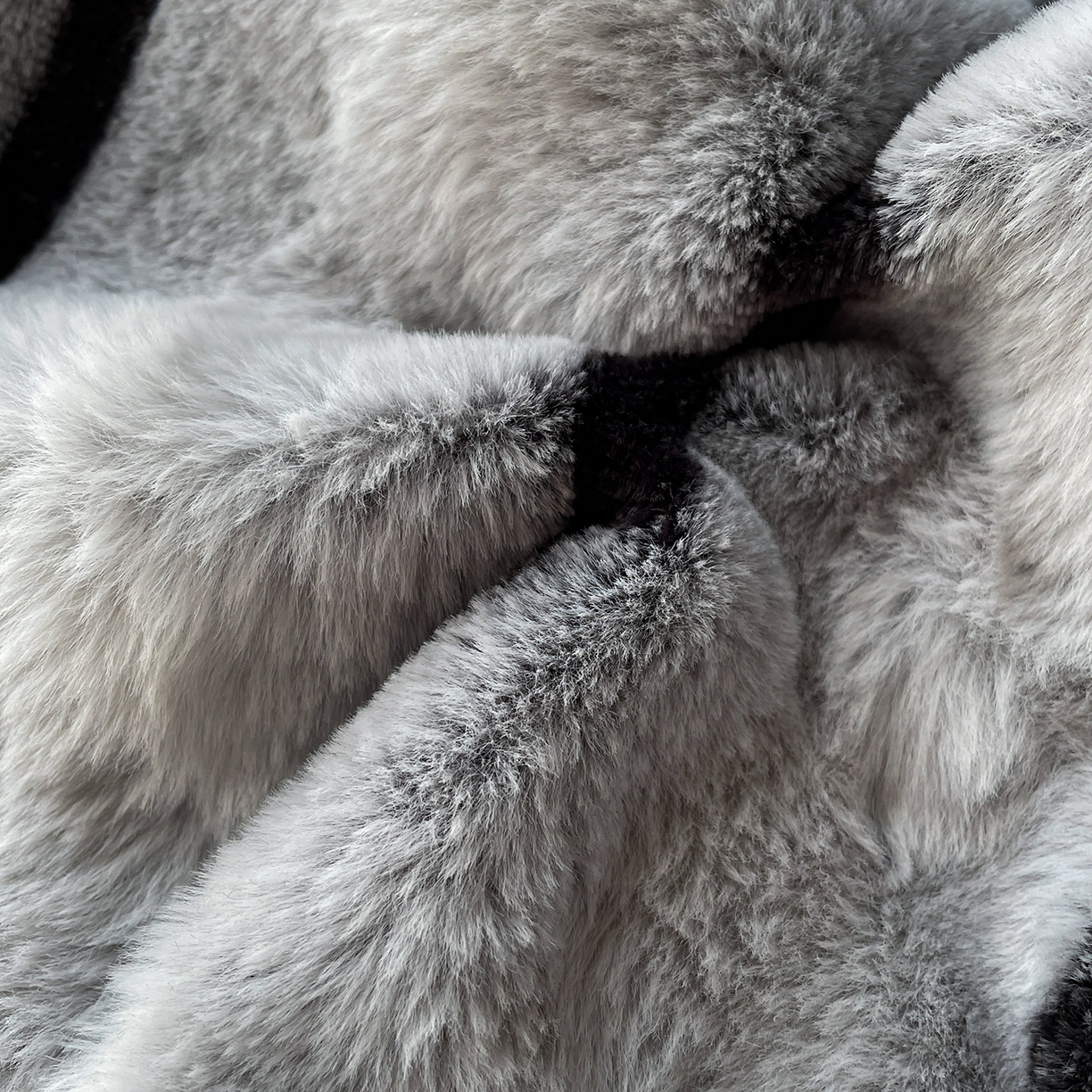 91家纺网 家纺一手货源 找家纺 库里梦家纺 2025新款美拉德托卡斯獭兔毛绒床笠三件套 条纹-浅灰