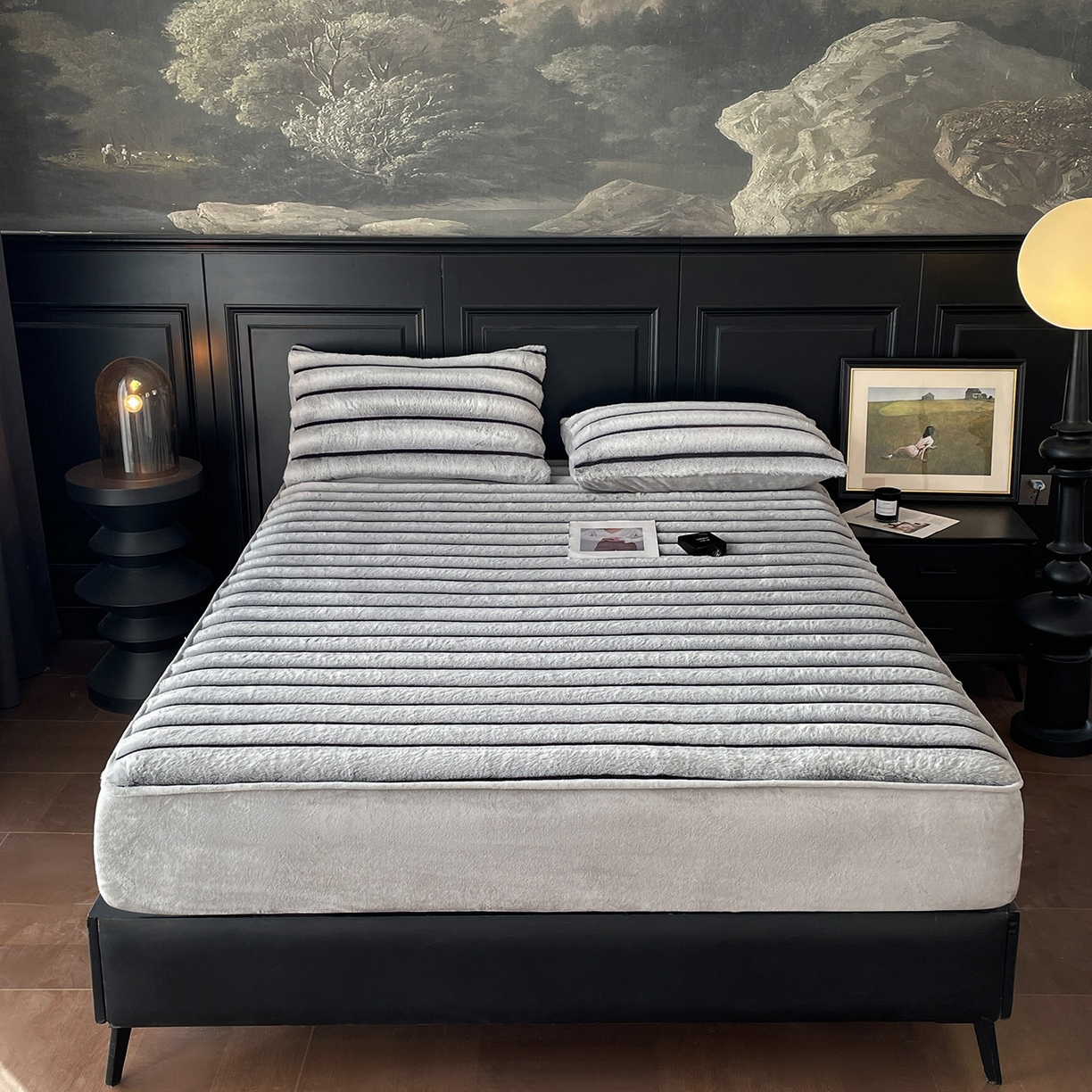 91家纺网 家纺一手货源 找家纺 库里梦家纺 2025新款美拉德托卡斯獭兔毛绒床笠三件套 条纹-浅灰