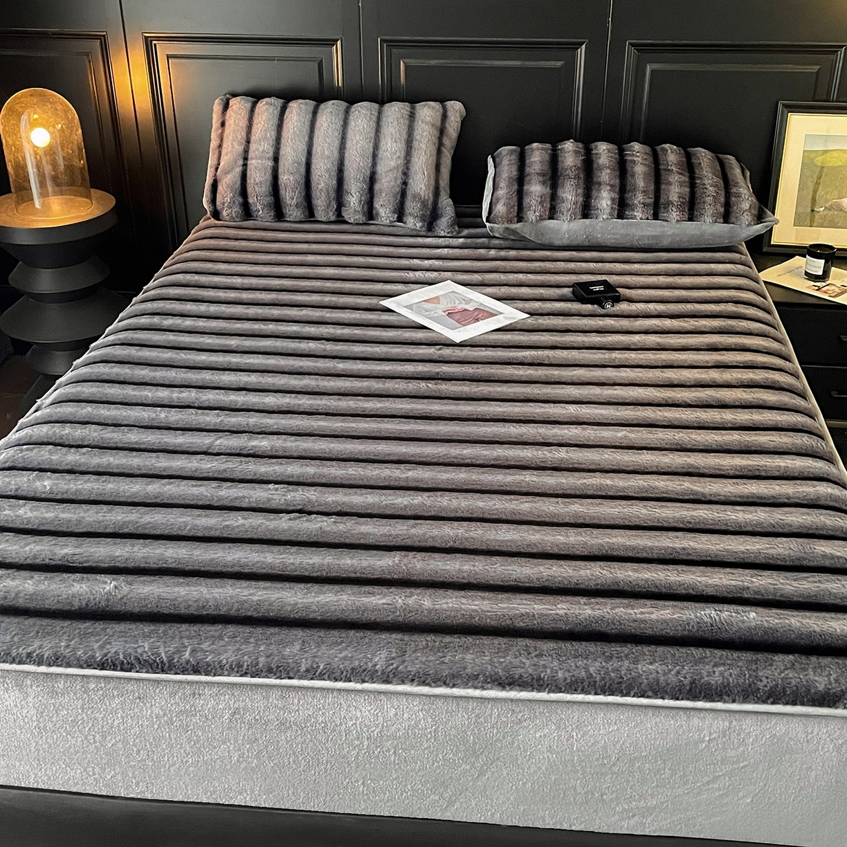 91家纺网 家纺一手货源 找家纺 库里梦家纺 2025新款美拉德托卡斯獭兔毛绒床笠三件套 条纹-深灰