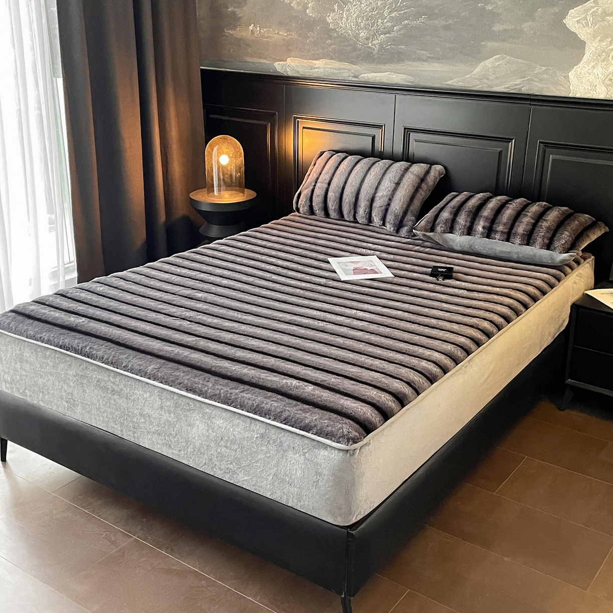 91家纺网 家纺一手货源 找家纺 库里梦家纺 2025新款美拉德托卡斯獭兔毛绒床笠三件套 条纹-深灰