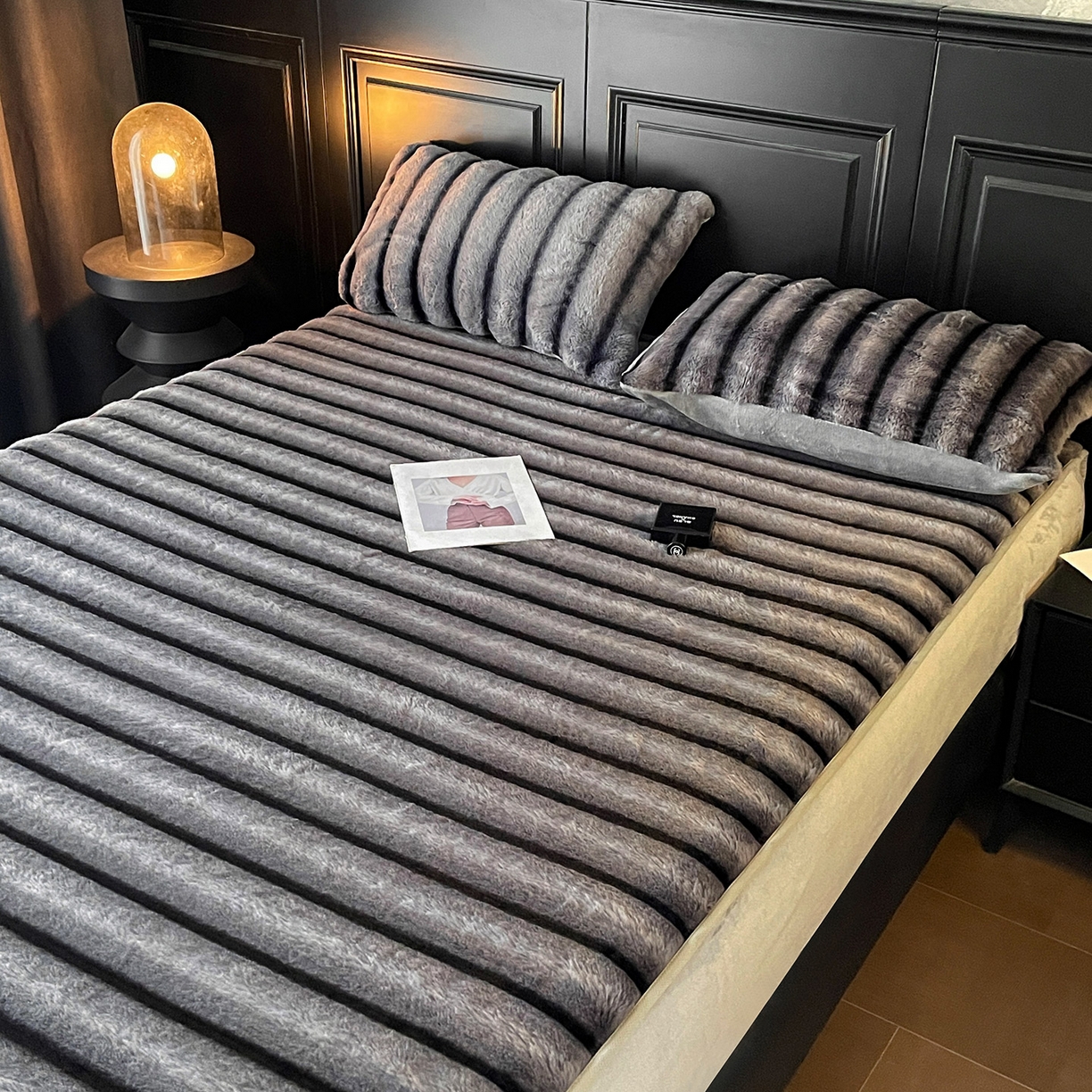 91家纺网 家纺一手货源 找家纺 库里梦家纺 2025新款美拉德托卡斯獭兔毛绒床笠三件套 条纹-深灰